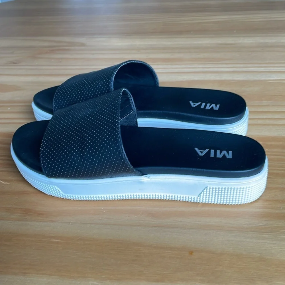 Mia Black and‎ White Sandal Slides